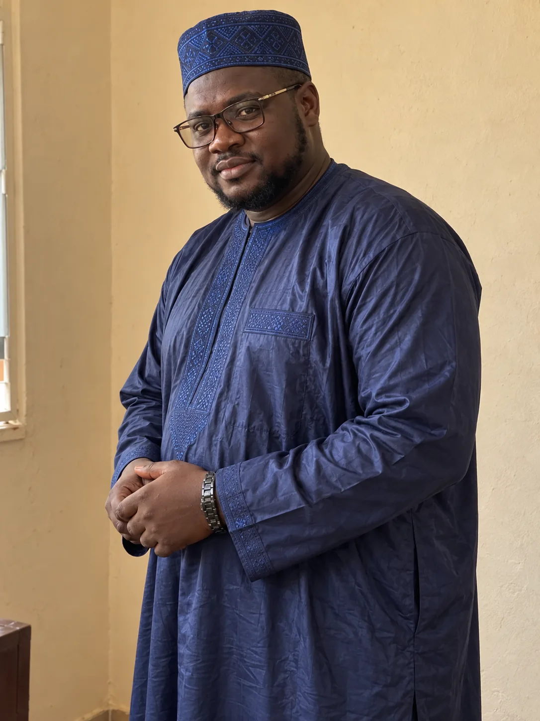 Portrait du Professeur Guirassy en boubou bleu marine